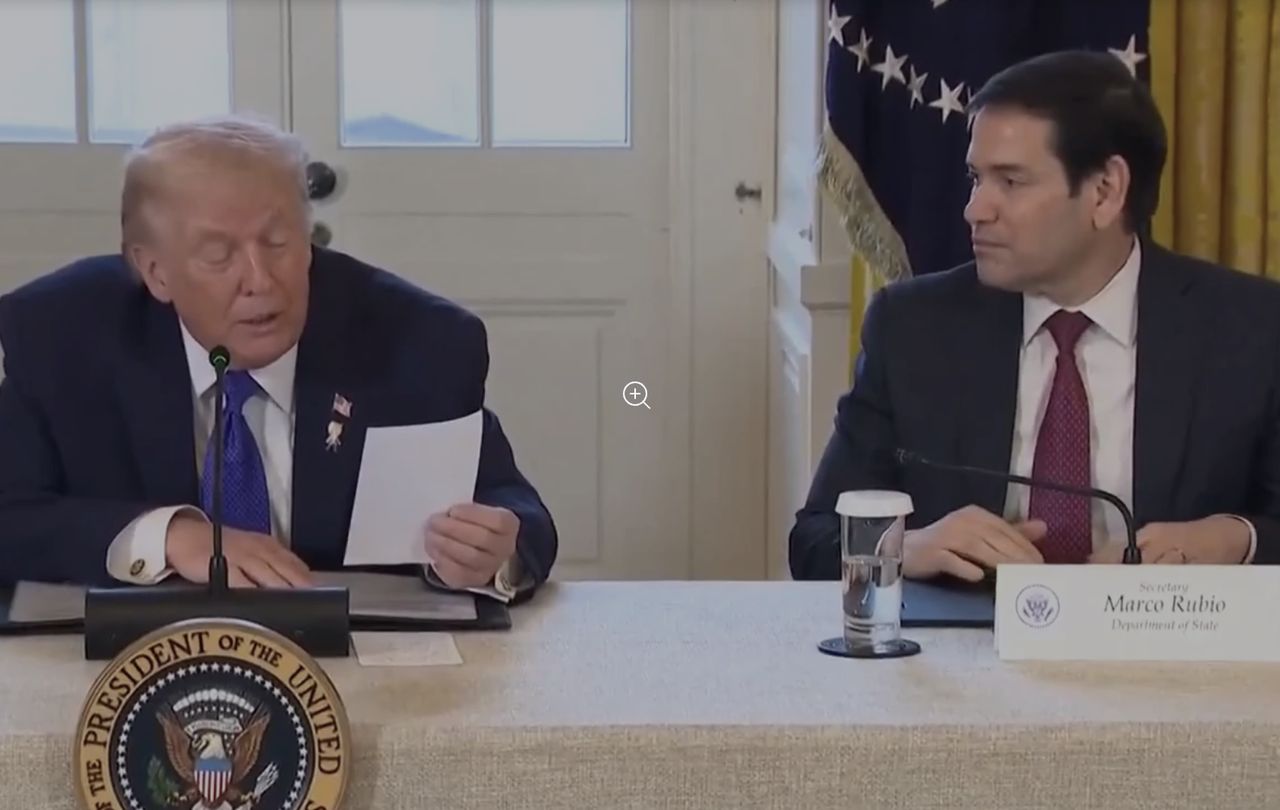 Wpadka Trumpa. Treść kartki nie miała być odczytana. I tak to zrobił