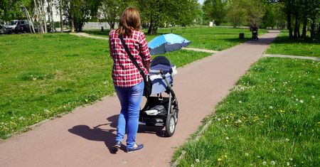 Strategia Demograficzna zatrzyma matki w domach. Nie tędy droga do wzrostu dzietności