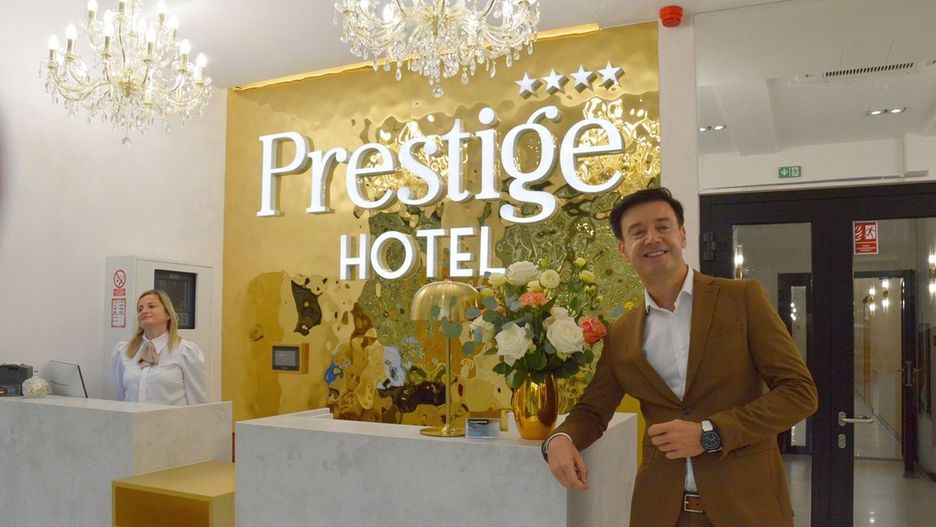 Na otwarciu hotelu i restauracji Prestige gości witał w recepcji doktor Piotr Trafidło