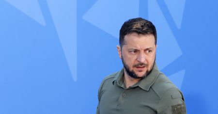 "Złośliwie uchwycony moment". Poruszenie w sieci po zdjęciu Zełenskiego