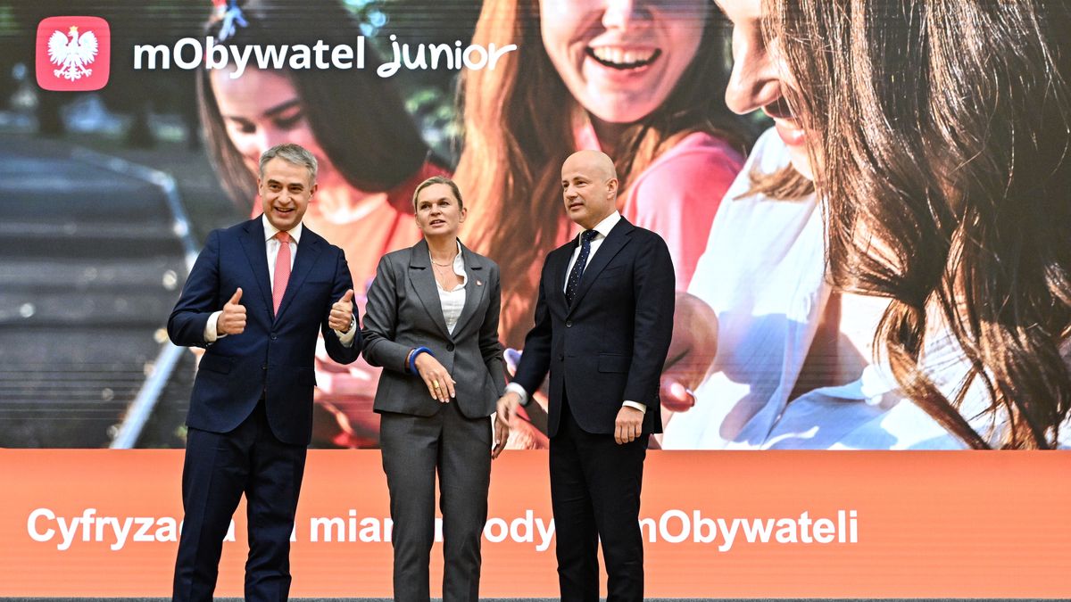 Warszawa, 18.09.2025. Wicepremier, minister cyfryzacji Krzysztof Gawkowski (L), minister edukacji Barbara Nowacka (C) i dyrektor Centralnego Ośrodka Informatyki Radosław Maćkiewicz (P) podczas konferencji prasowej "Uczniowie w świecie cyfrowych usług - prezentacja mObywatela Junior w aplikacji mObywatel", 18 bm. w KPRM w Warszawie. (mr) PAP/Radek Pietruszka