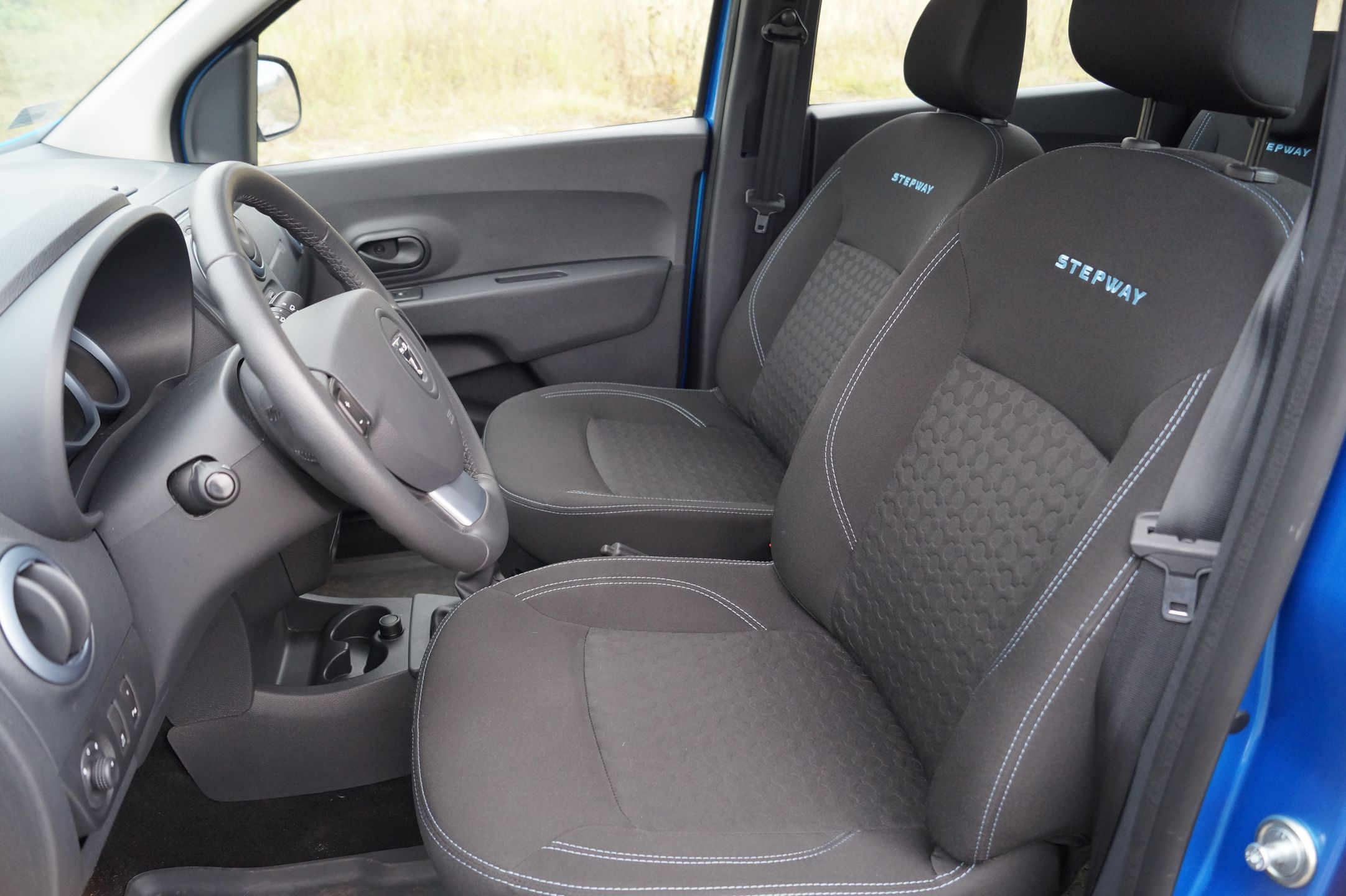 W środku jest niestandardowa tapicerka sygnowana logiem Stepway.