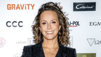 Odziana w czarne bikini Monika Mrozowska czaruje na zdjęciu z 4-letnim synem, odsłaniając zgrabne ciało