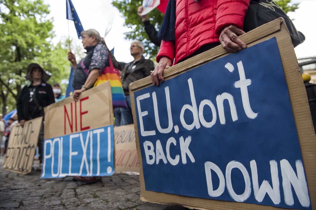 Polexit jest realną obawą wśród Polaków? / Zdjęcie ilustracyjne (Photo by Attila Husejnow/SOPA Images/LightRocket via Getty Images)