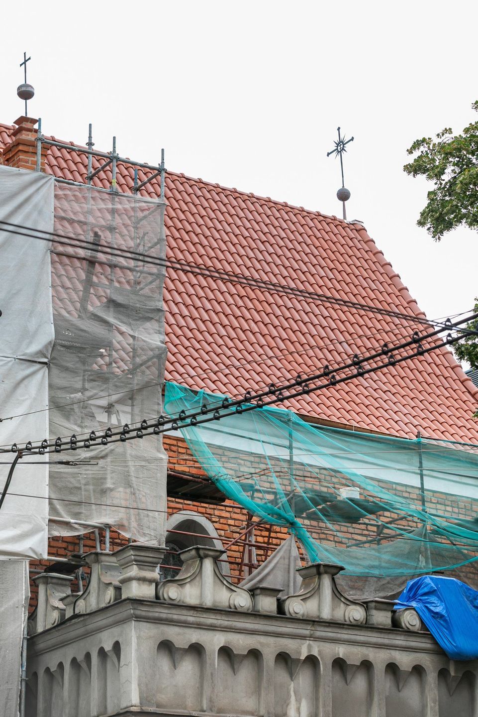 Prace na południowej stronie dachu kościoła klarysek już prawie zostały zakończone