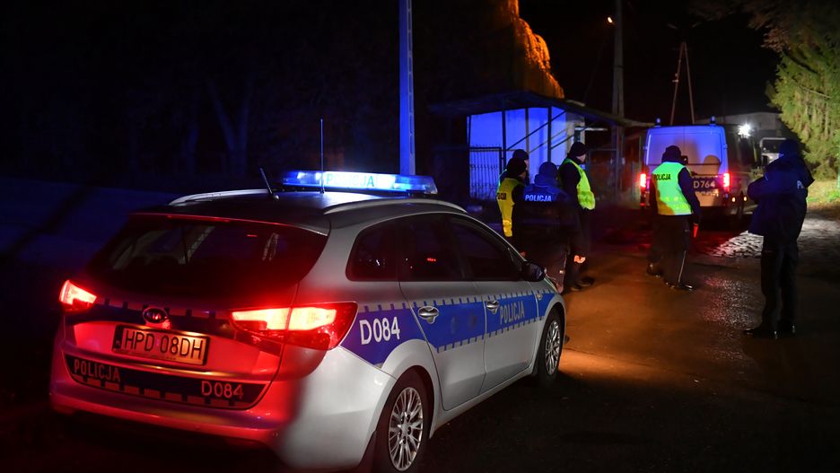 Przewodów, 15.11.2022. Policja na terenie miejscowości Przewodów w woj. lubelskim, 15 bm. Na terenie powiatu hrubieszowskiego doszło 15 bm. do eksplozji, która doprowadziła do śmierci dwóch obywateli, służby wyjaśniają okoliczności. Jak podali na konferencji rzecznik rządu i szef BBN, podwyższona zostaje gotowość niektórych jednostek wojskowych i innych służb mundurowych. (mr) PAP/Wojtek Jargiło