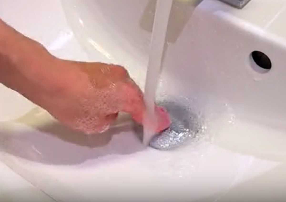 Tak udrożnisz zlew. Mocno dociśnij butelkę