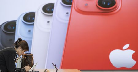 Nie ma lekko. Już nawet Apple twierdzi, że kupno iPhone'a wymaga pomocy eksperta
