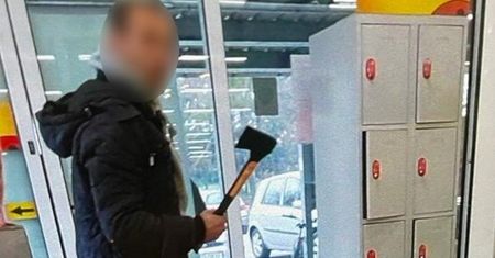 35-latek wpadł w szał. Siekierą zdemolował drzwi wejściowe do Biedronki