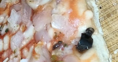 Znalazła kawałek metalu w mrożonej pizzy z Biedronki. Klientka pokazała zdjęcia