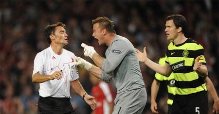 Boruc RZUCIŁ BUTELKĄ w tłum widzów?!
