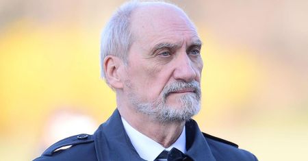 Antoni Macierewicz odebrał telefon. Gdy usłyszał, o co chodzi odłożył słuchawkę