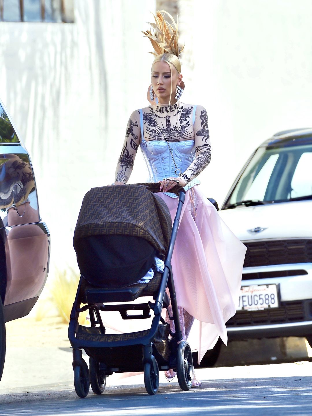 Iggy Azalea zajmuje się synkiem na planie nowego teledysku