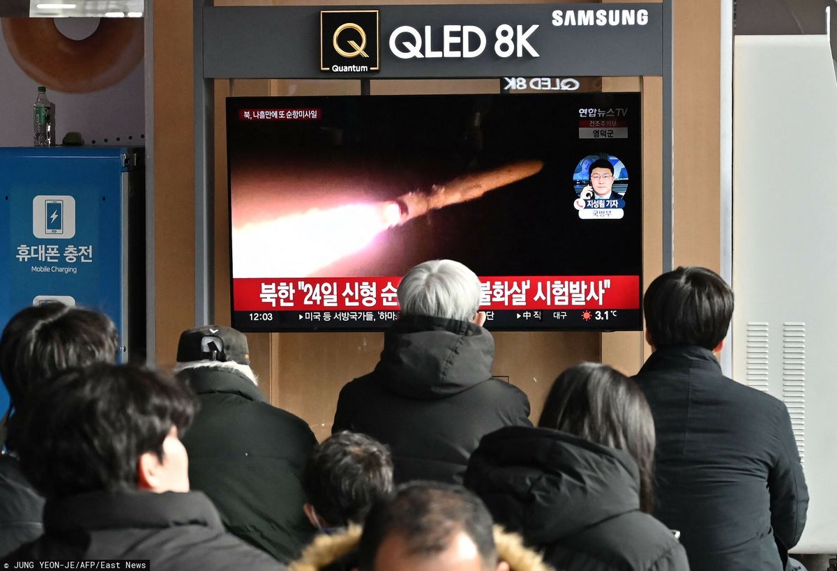 Ludzie w Seulu oglądają  wiadomości z materiałem filmowym z północnokoreańskiego testu rakietowego, 28.01.2024 r. 
