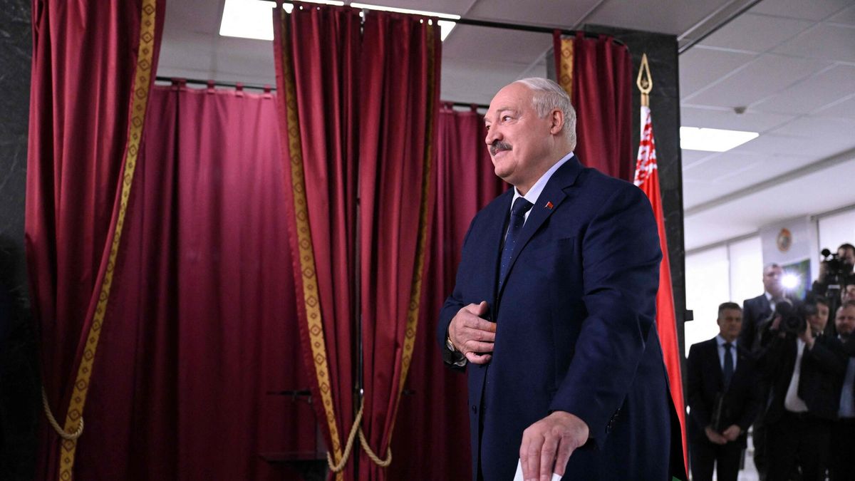 Wybory prezydenckie na Bia?orusi
TOPSHOT - Belarusian President and presidential candidate Alexander Lukashenko casts his ballot during Belarus' presidential election at a polling station in the capital Minsk on January 26, 2025. (Photo by Natalia KOLESNIKOVA / AFP)
NATALIA KOLESNIKOVA