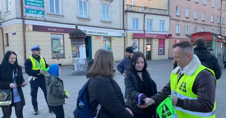 W „Dzień Kobiet” rozdawali odblaski. Pieszy to najbardziej narażony uczestnik ruchu drogowego