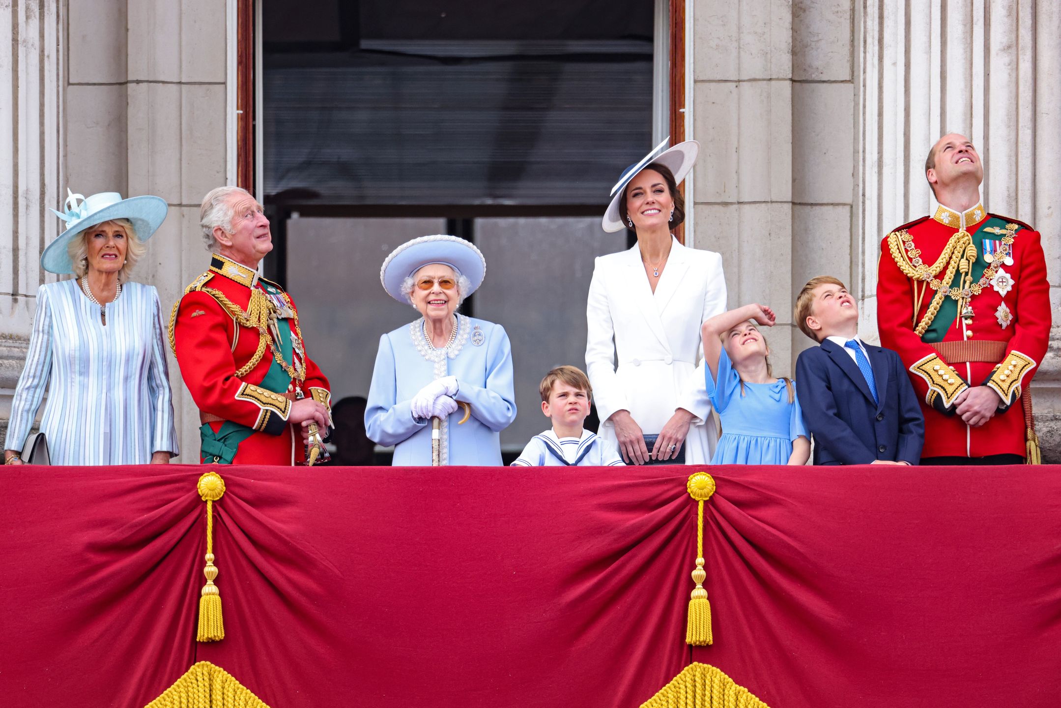Królowa Elżbieta II z rodziną podczas Trooping the Colour