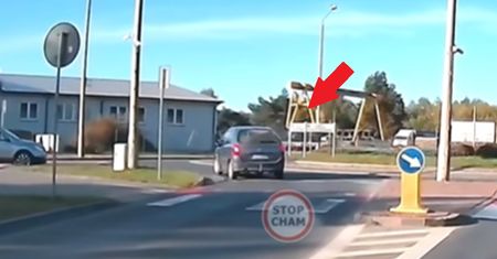Szok, jak pojechał na rondzie. "Oszczędza na paliwie". Jest wideo