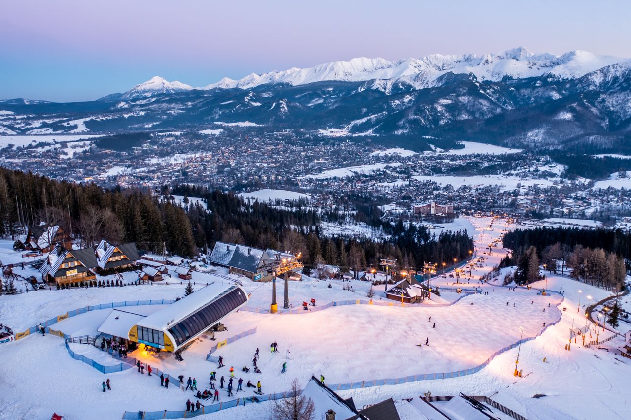 Widok na Zakopane z Tatrami w tle