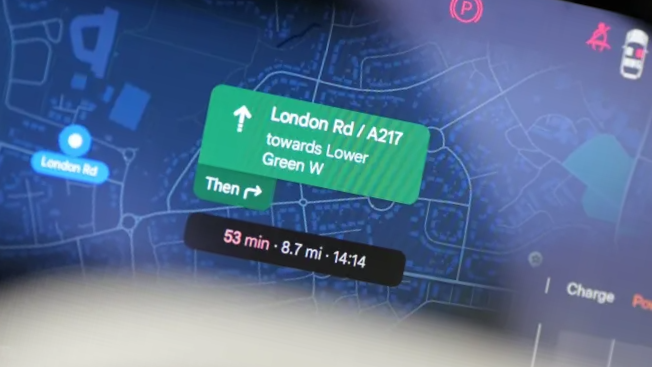 Mapy Google w Androidzie Auto na głównym ekranie samochodu