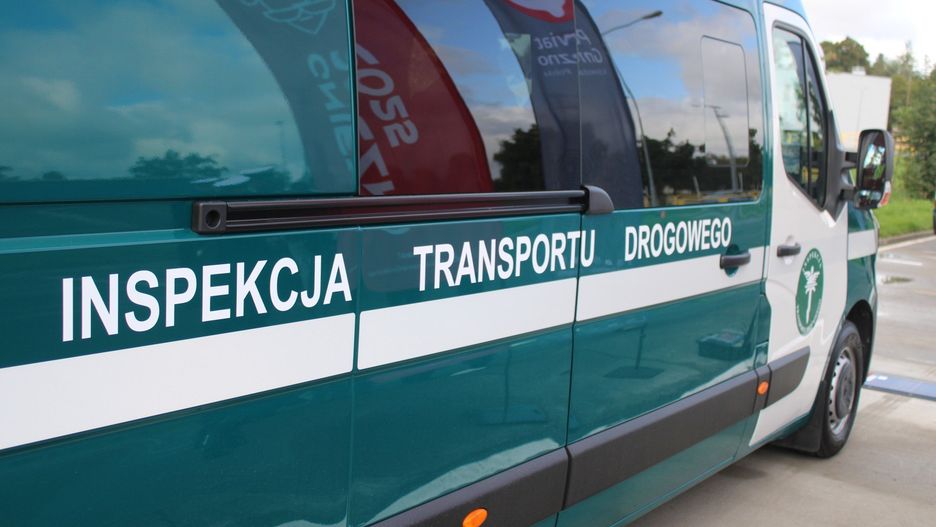 Inspekcja Transportu Drogowego kontroluje przestrzeganie przepisów w transporcie drogowym, w tym bezpieczeństwo ruchu drogowego, warunki przewozu osób i towarów, przestrzeganie czasu pracy kierowców oraz prawidłowość opłat za przejazdy.