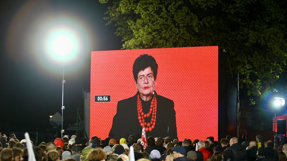 Końskie, 11.04.2025. Wybory Prezydenta RP 2025 - kampania. Na ekranie kandydatka na prezydenta, była posłanka SLD, ekonomistka, nauczycielka akademicka Joanna Senyszyn podczas debaty prezydenckiej w Końskich, 11 bm. (ad) PAP/Adam Kumorowicz