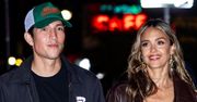 Wydekoltowana Jessica Alba i MŁODSZY OD NIEJ O 11 LAT Danny Ramirez maszerują za rękę po kolacji w restauracji