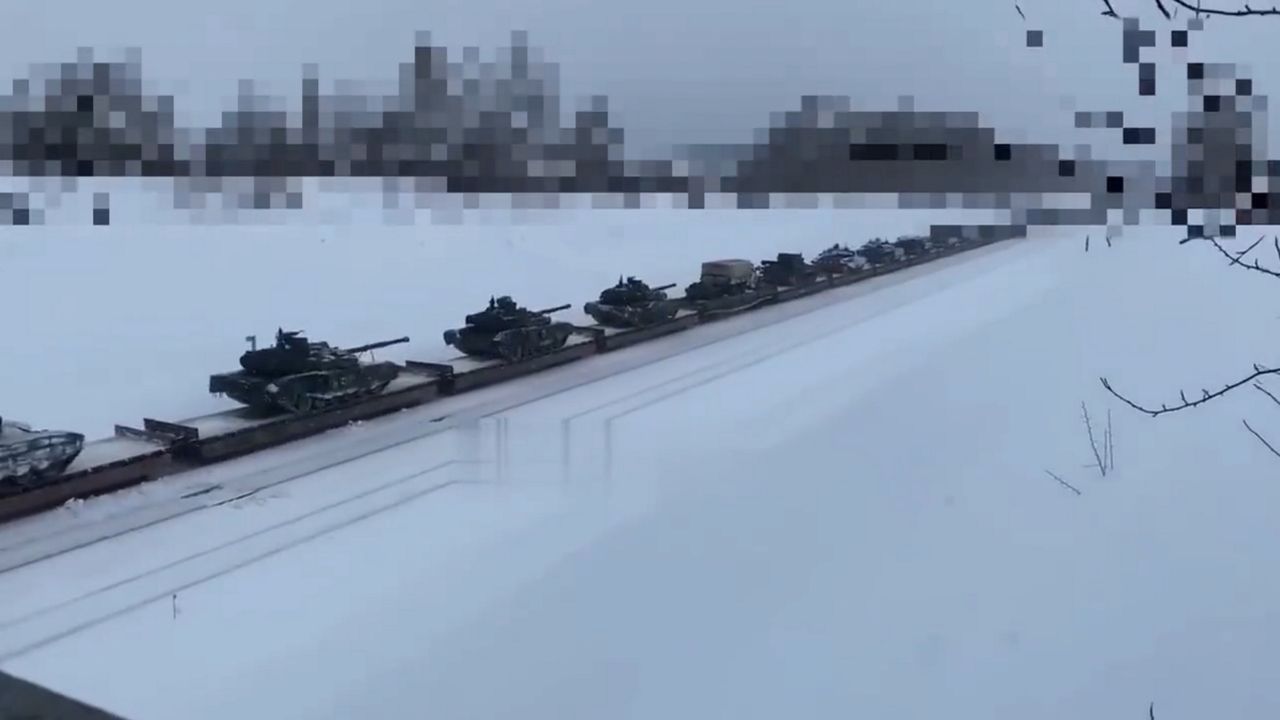 Rosja przerzuca czołgi przez Białoruś? Chce umocnić front na północy