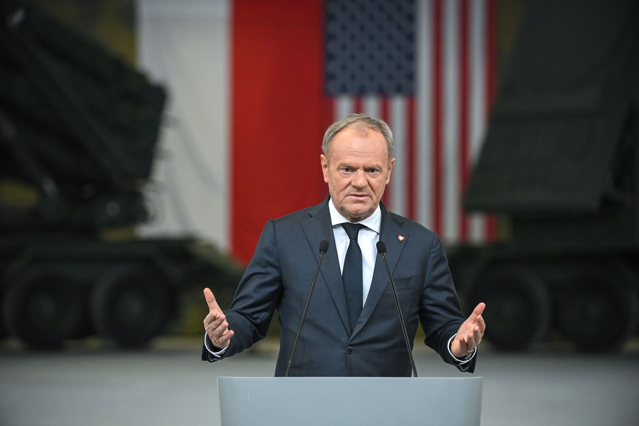 Sochaczew, 31.03.2025. Premier Donald Tusk przemawia na podpisaniu umowy międzyrządowej na dostawę elementów logistycznych i szkoleniowych dla II fazy programu Wisła, 31 bm. w Sochaczewie. (aldg) PAP/Marcin Obara