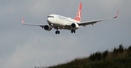 Samolot z Rosjanami na pokładzie lądował w Warszawie. Rzecznik wyjaśnia