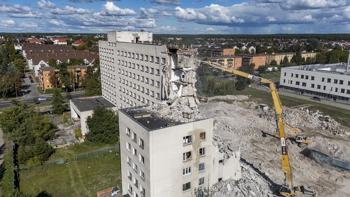 Rozbiórka byłej komendy Policji przy Bydgoskiej w Pile