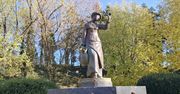 Warszawa: Uroczy park tuż przy stacji metra. Jest sercem tej dzielnicy. Mieszkańcy uwielbiają to miejsce