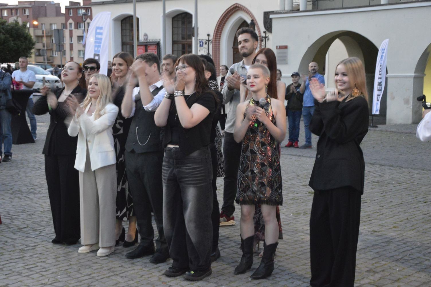 Na Rynku Staromiejskim w Stargardzie zaśpiewali uczestnicy warsztatów &#34;W sobie mam jazz&#34;.