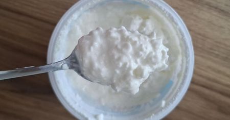 Wszyscy jedzą serek wiejski, a ignorują inny produkt. Jest jeszcze smaczniejszy i napakowany białkiem