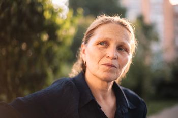 Czujesz ciągłe zmęczenie? Nie ignoruj tego objawu. Farmaceutka wskazuje przyczyny