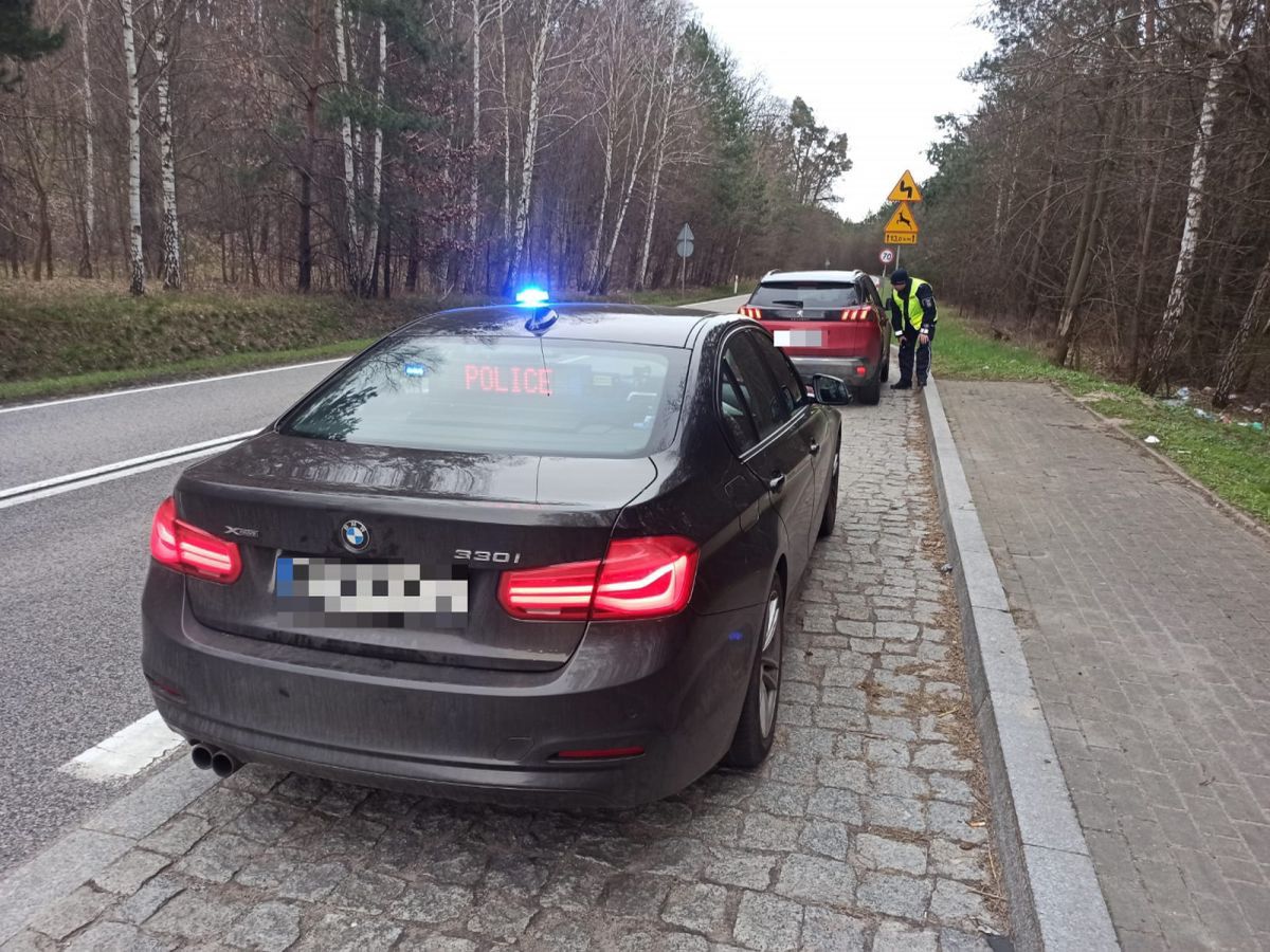 Miał zakaz prowadzenia, ostrzegał kierowców światłami. Trafił na grupę Speed