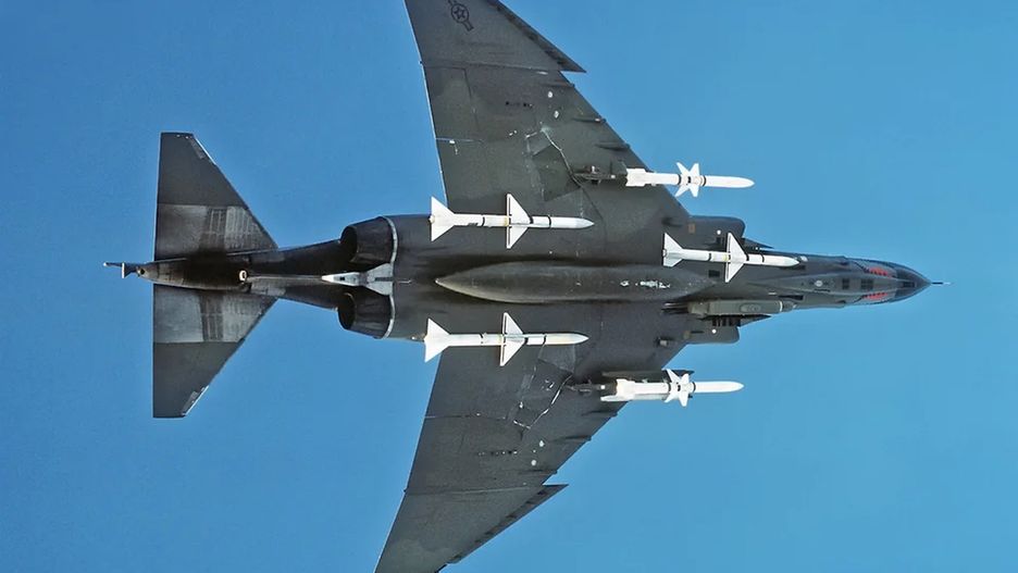 Samolot F-4 Phantom uzbrojony w trzy pociski AIM-7 Sparrow umieszczone pod kadłubem i dwa AGM-45A Shrike pod skrzydłami