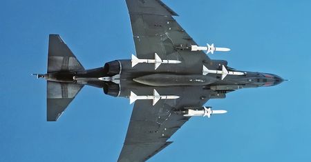Oszczędności Izraela. Niszczą drony starymi rakietami AIM-7 Sparrow