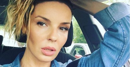 Agnieszka Włodarczyk posadziła dziecko, fanka upomniała celebrytkę. "Bardzo to wykrzywia kolanka"