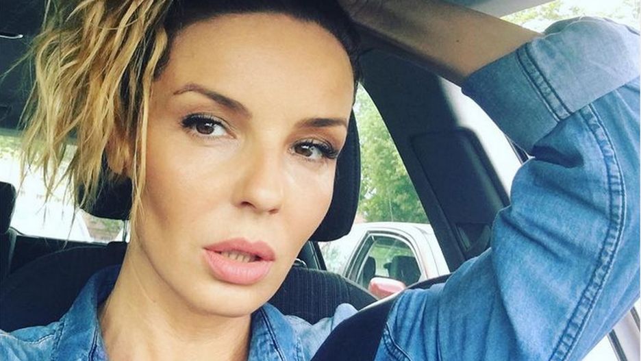 Agnieszka Włodarczyk tak posadziła dziecko, fanka upomniała celebrytkę. "Bardzo to wykrzywia kolanka"