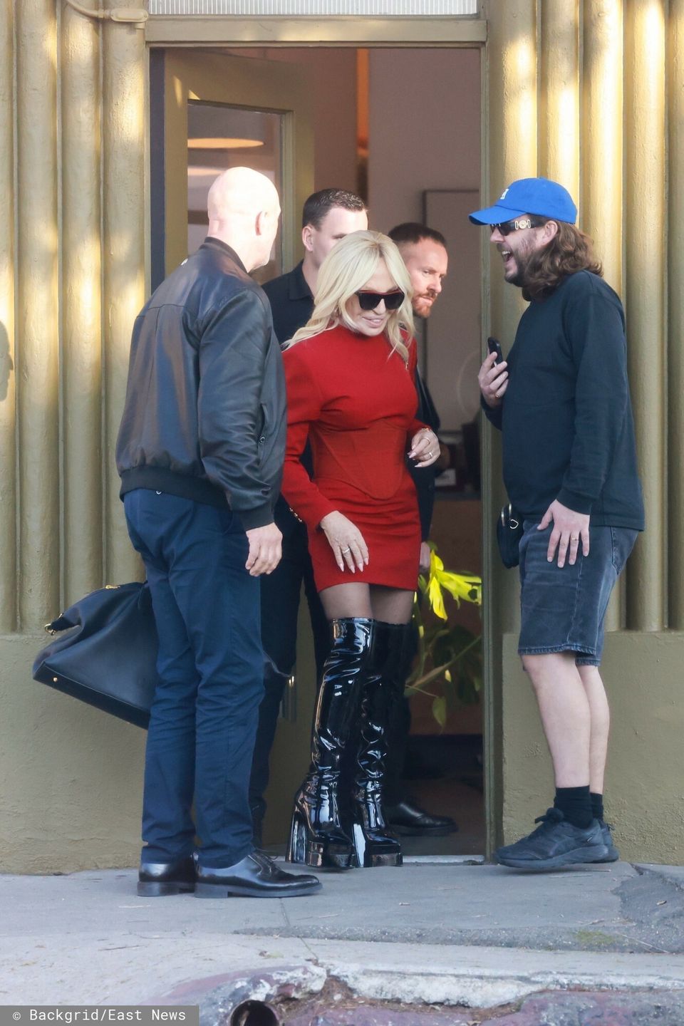 Roześmiana Donatella Versace w poszukiwaniu nowych okularów (FOTO)