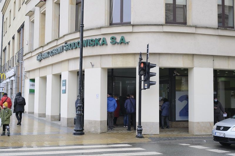 Kolejka klientów przed Bankiem Ochrony Środowiska przy Krakowskim Przedmieściu