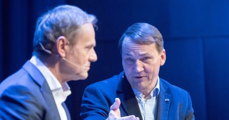 Wiek emerytalny. Sikorski: dziwię się PiS, my zapłaciliśmy dużą cenę za błąd