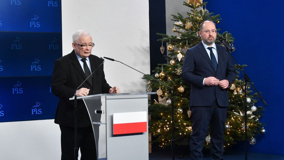 Warszawa, 16.12.2023. Prezes Prawa i Sprawiedliwości Jarosław Kaczyński (L) i europoseł Adam Bielan (P) podczas oświadczenia dla mediów po posiedzeniu Rady Politycznej PiS w Warszawie, 16 bm. (sko) PAP/Andrzej Lange