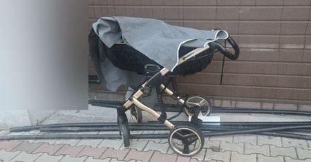 Była 1.00 w nocy. Szedł z dziecięcym wózkiem. Odkrycie policjantów