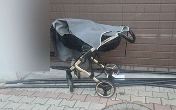 Była 1.00 w nocy. Szedł z dziecięcym wózkiem. Odkrycie policjantów