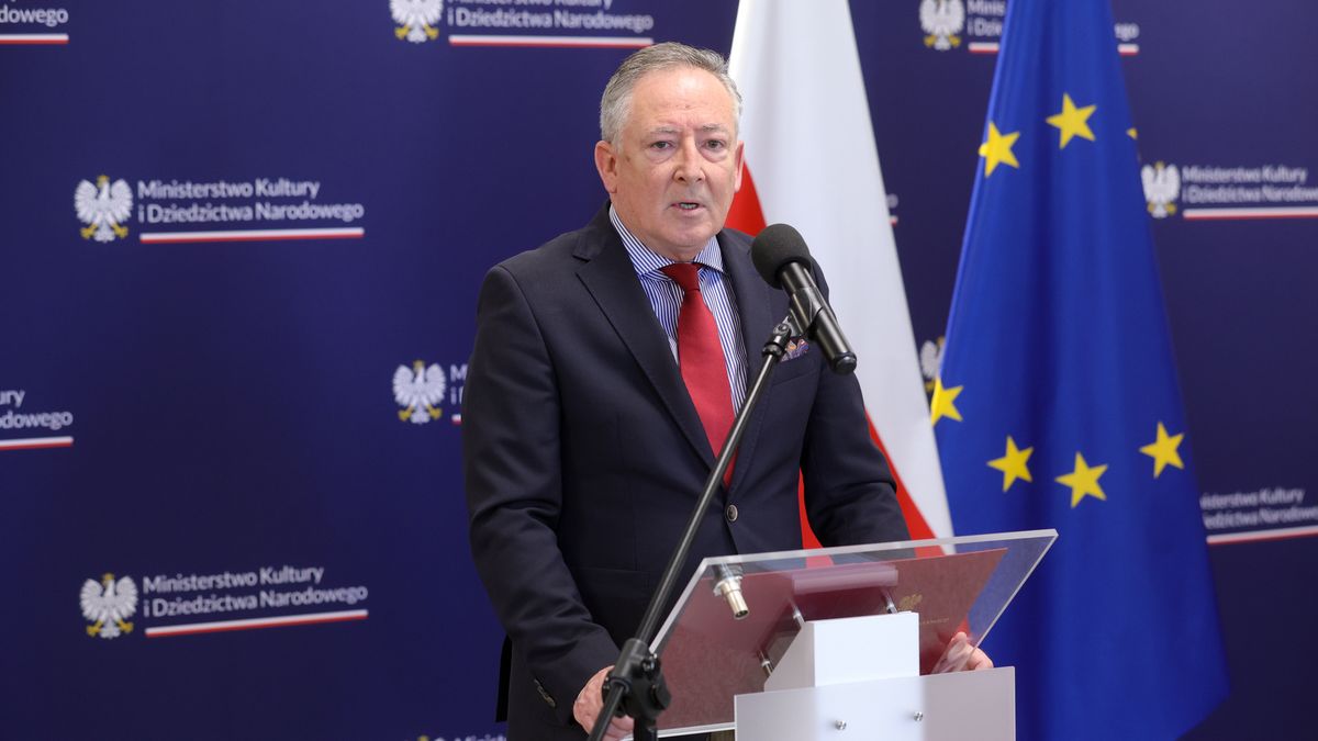 Warszawa, 11.04.2024. Minister kultury i dziedzictwa narodowego Bartłomiej Sienkiewicz na konferencji prasowej dot. zmian w instytucjach kultury, 11 bm. w siedzibie MKiDN w Warszawie. (jm) PAP/Rafał Guz