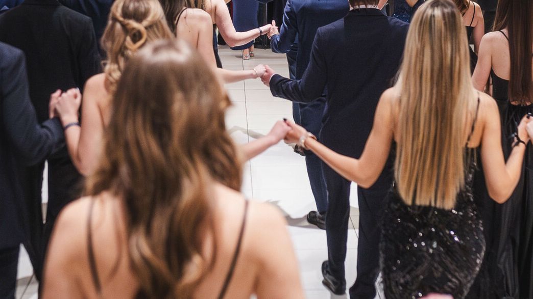 Bal studniówkowy, zdjęcie ilustracyjne