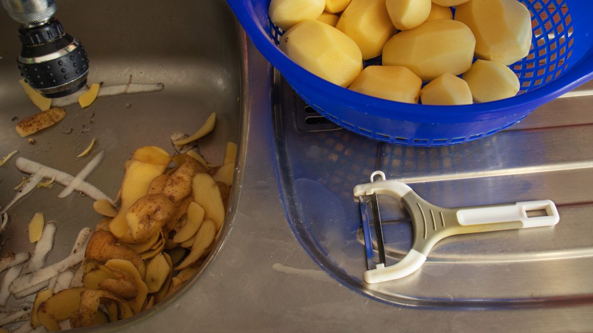 Zupa na obierkach z ziemniaków