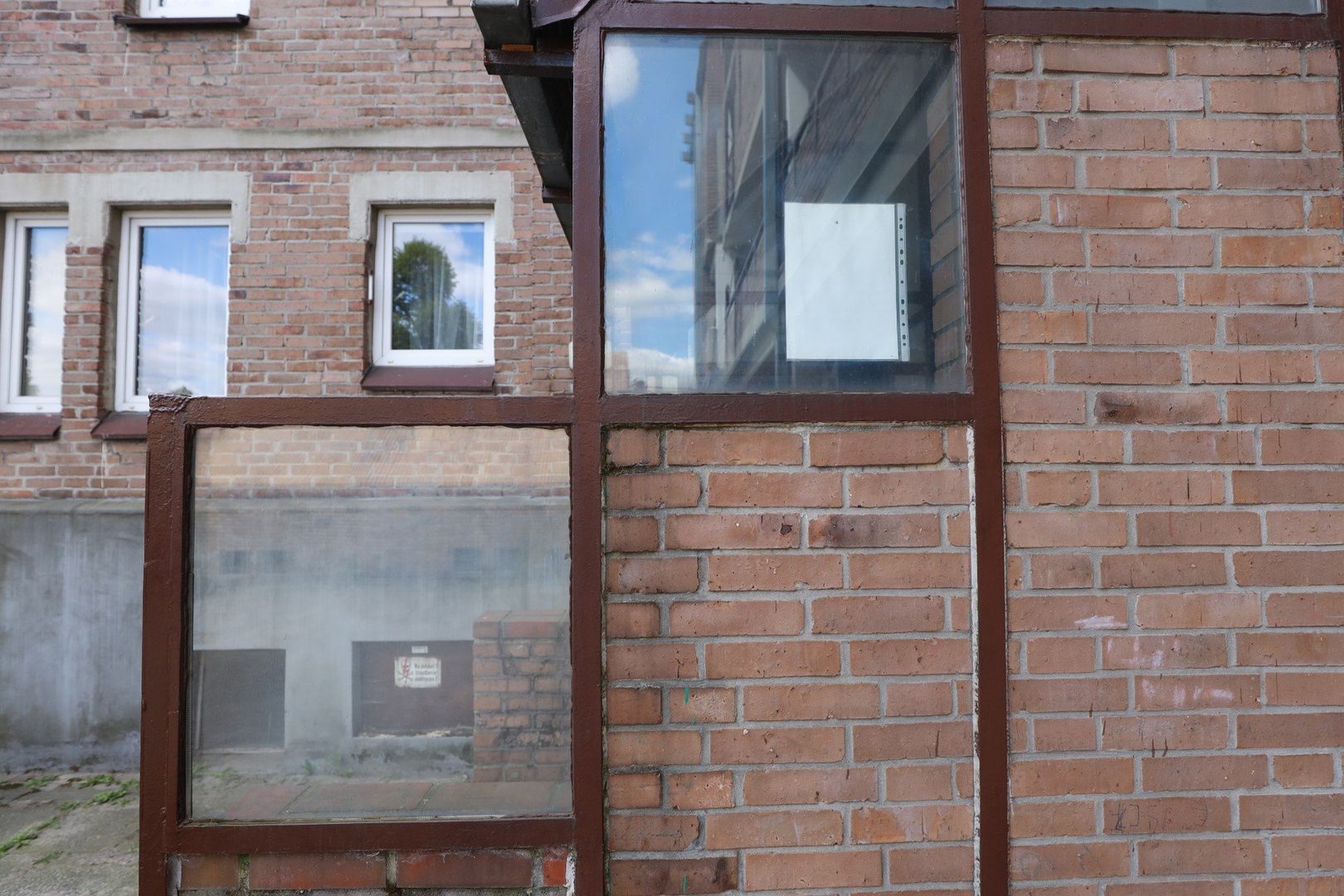 Wśród śląskich osiedli mieszkaniowych powstałych w schyłkowym okresie PRL, zespół zabudowy „Nad Jamną” w Mikołowie wyróżnia się zdecydowanie na tle typowych realizacji lat 80. Zaprojektowane przez architekta Stanisława Niemczyka osiedle stanowi dziś przykład dojrzałej, przemyślanej i kontekstualnej architektury postmodernistycznej